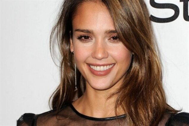 Джессика Альба в кожаном платье с прозрачным верхом