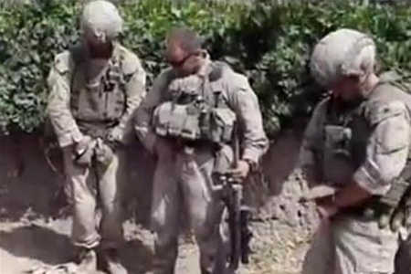 Американские морпехи демонстративно поглумились над телами талибов. Видео