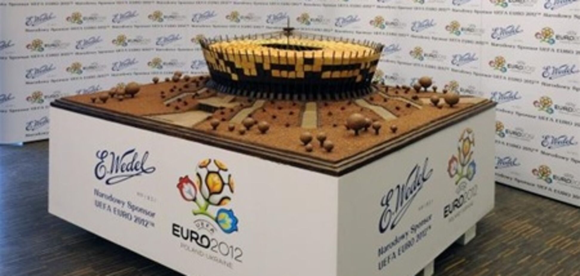 До Євро-2012 побудували дивовижний шоколадний стадіон
