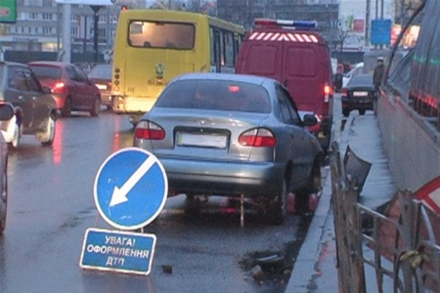 ДТП в Киеве: 'Хюндай' снес 15 метров отбойника. Фото