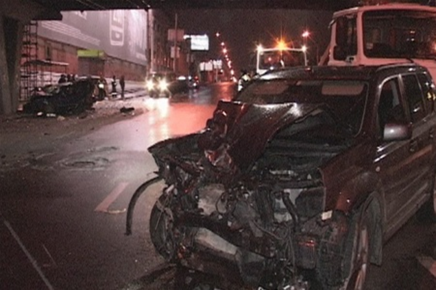 ДТП в Киеве: джип убил человека в припаркованной машине. Фото