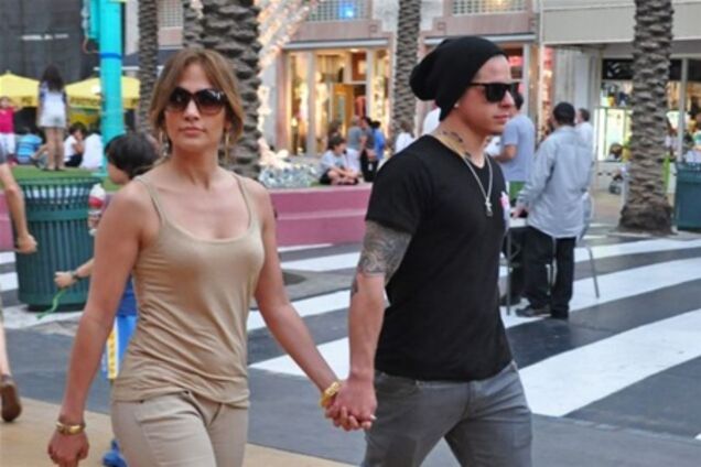 Лопес платит бойфренду $10 000 