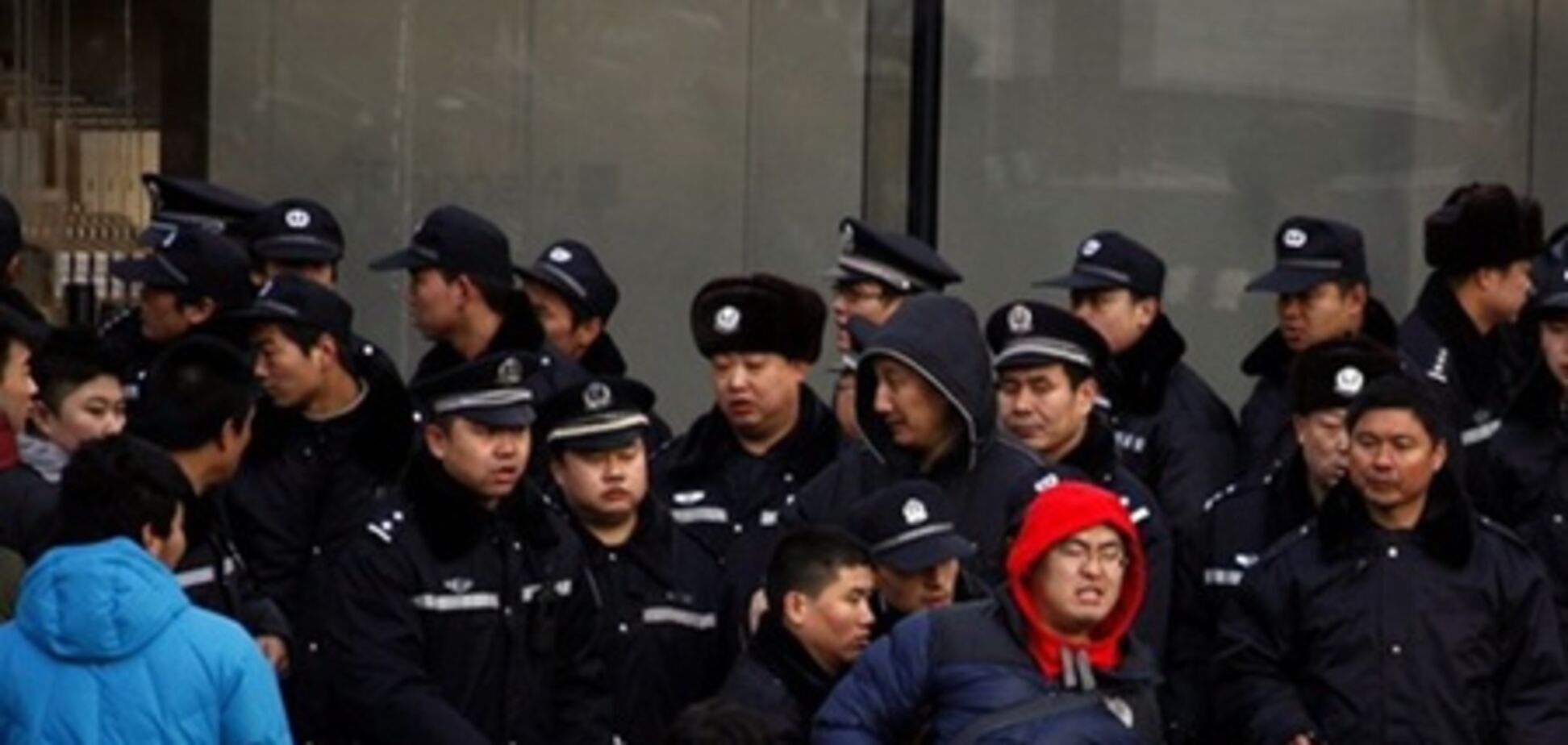 Apple забросали яйцами в Китае: продажи iPhone 4S приостановлены