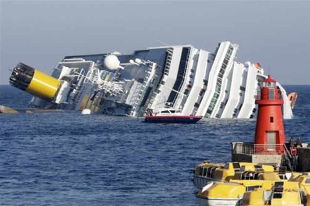 Рятувальники розшукують 70 людей із затонулого італійського лайнера