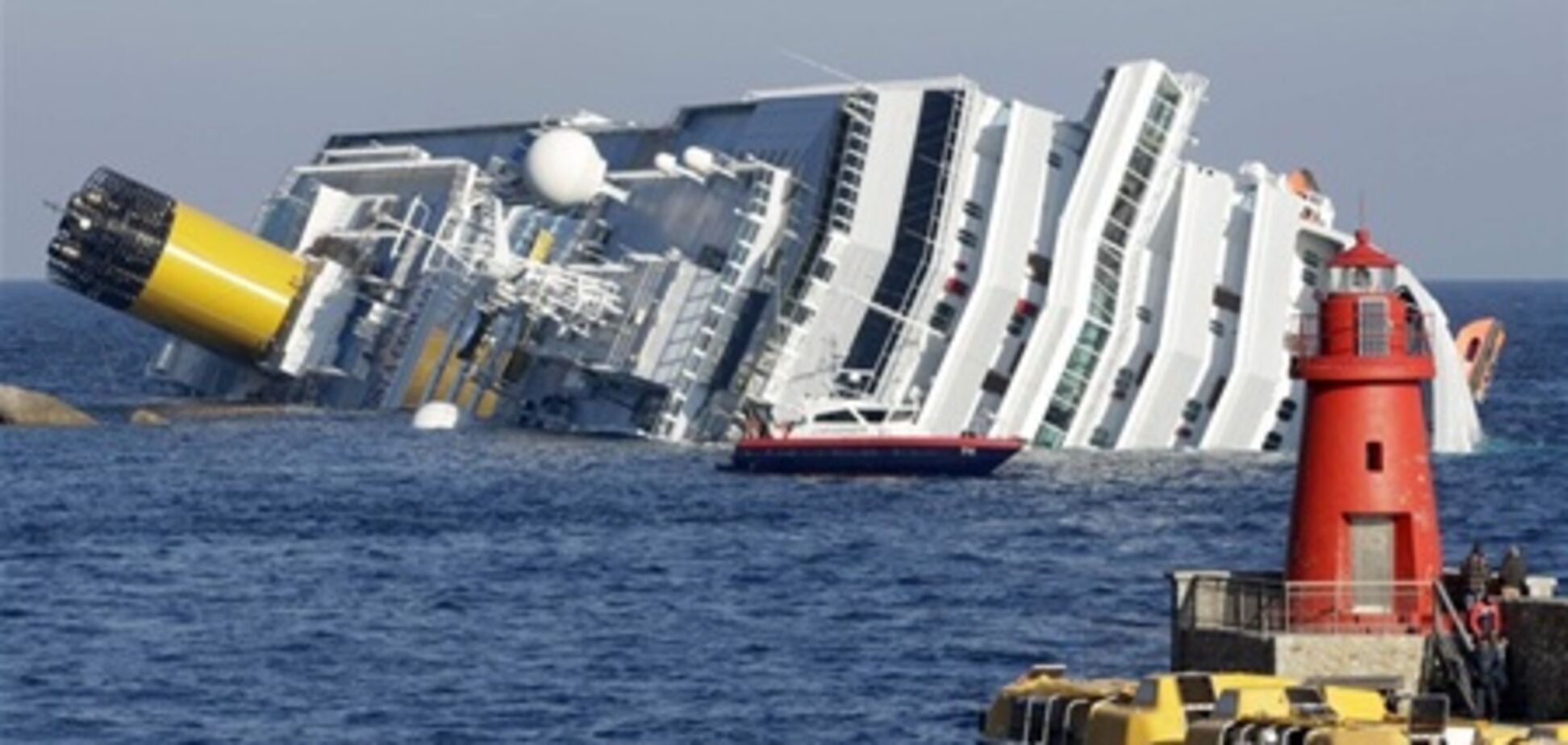 Рятувальники розшукують 70 людей із затонулого італійського лайнера