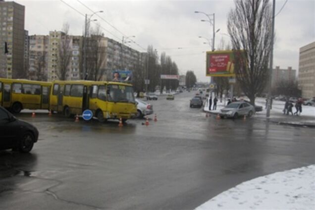 В Киеве маршрутка попала в ДТП, есть пострадавший. Фото