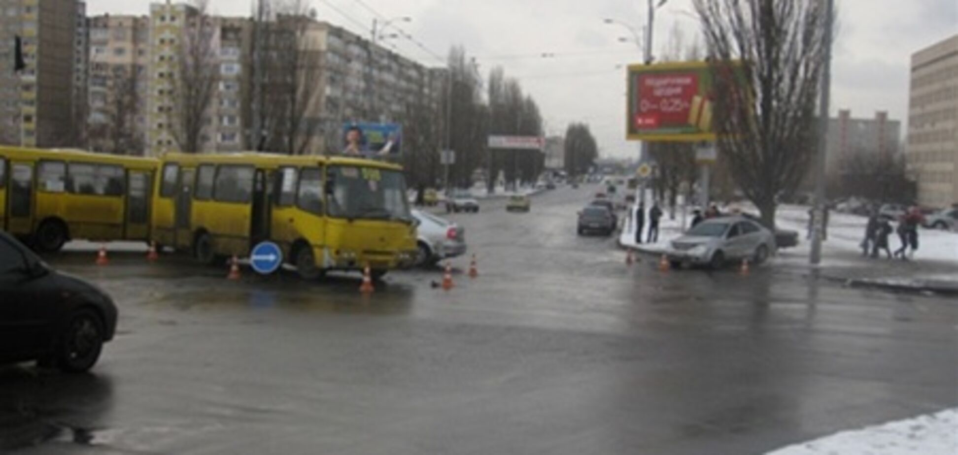 В Киеве маршрутка попала в ДТП, есть пострадавший. Фото