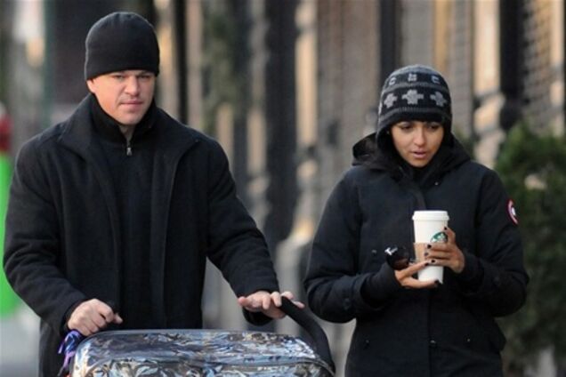 Дэймон гуляет со своими девочками. Фото