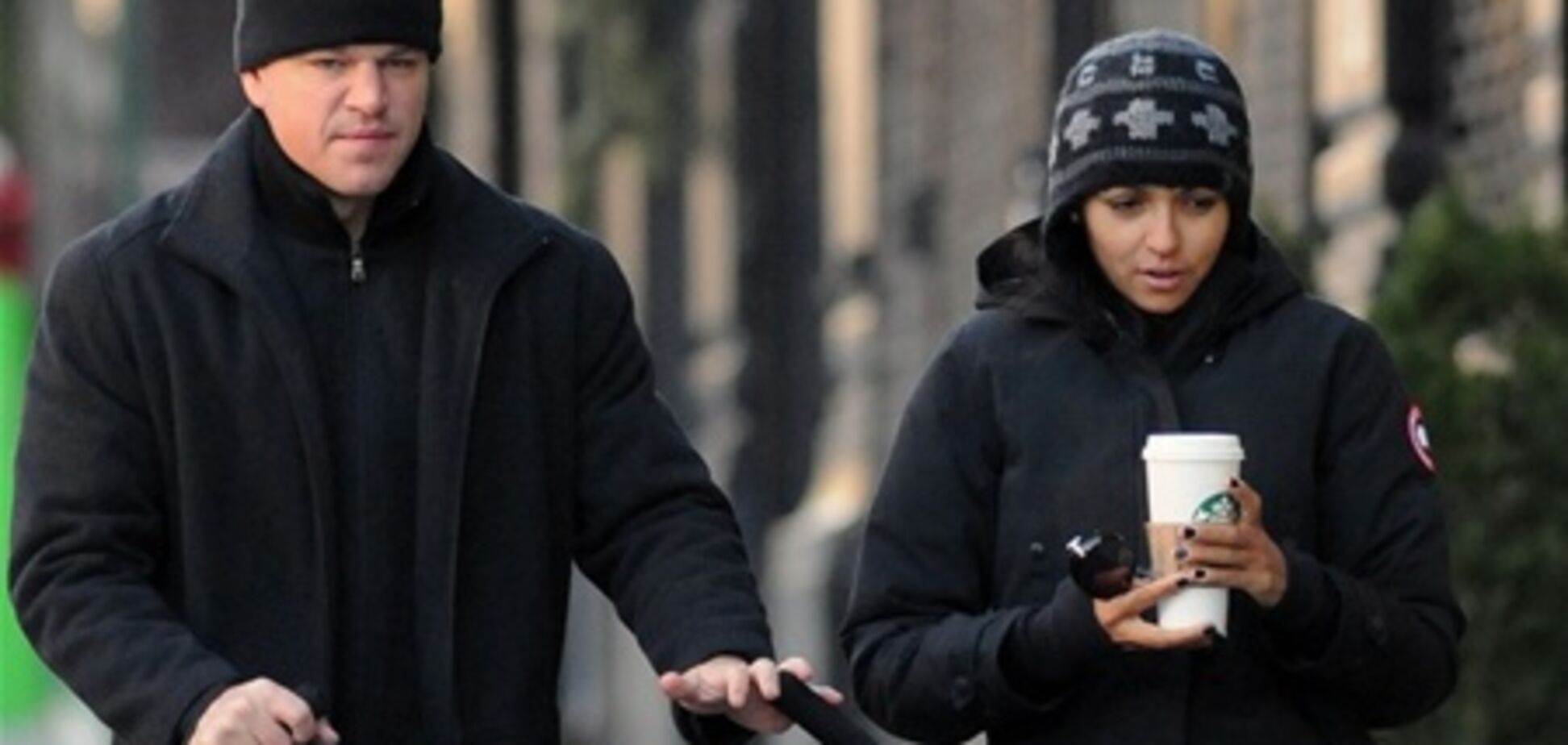 Дэймон гуляет со своими девочками. Фото