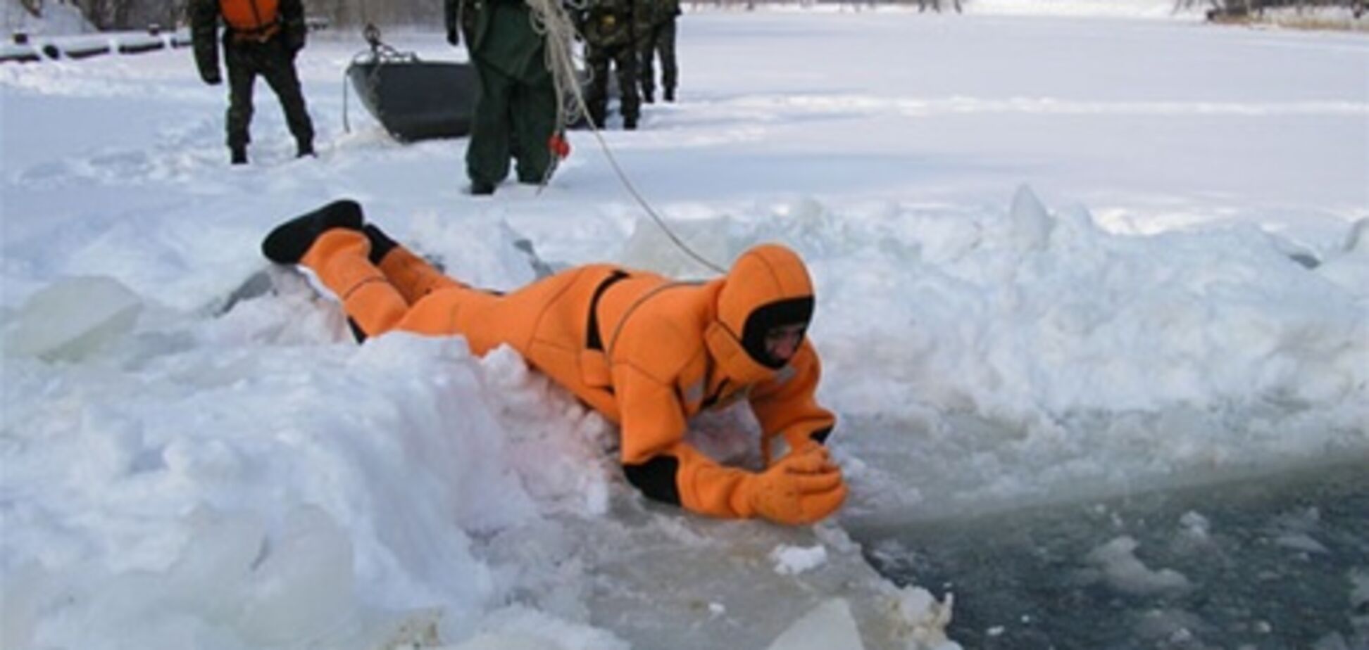 Политики искупались в пруду