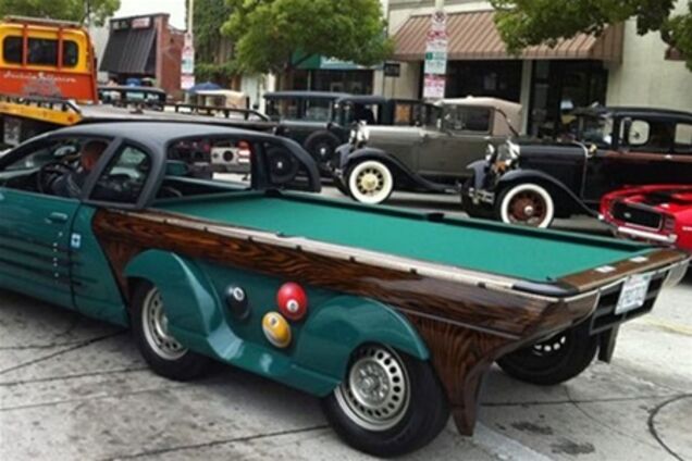 Бильярдный стол приделали к автомобилю. Фото 