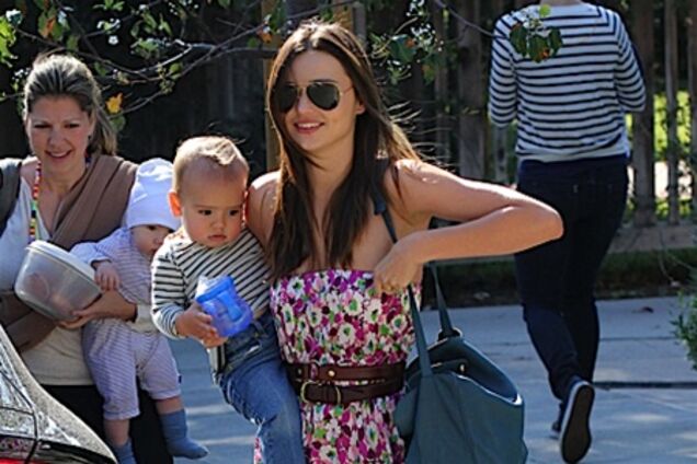 Керр играет с Флином на площадке. Фото