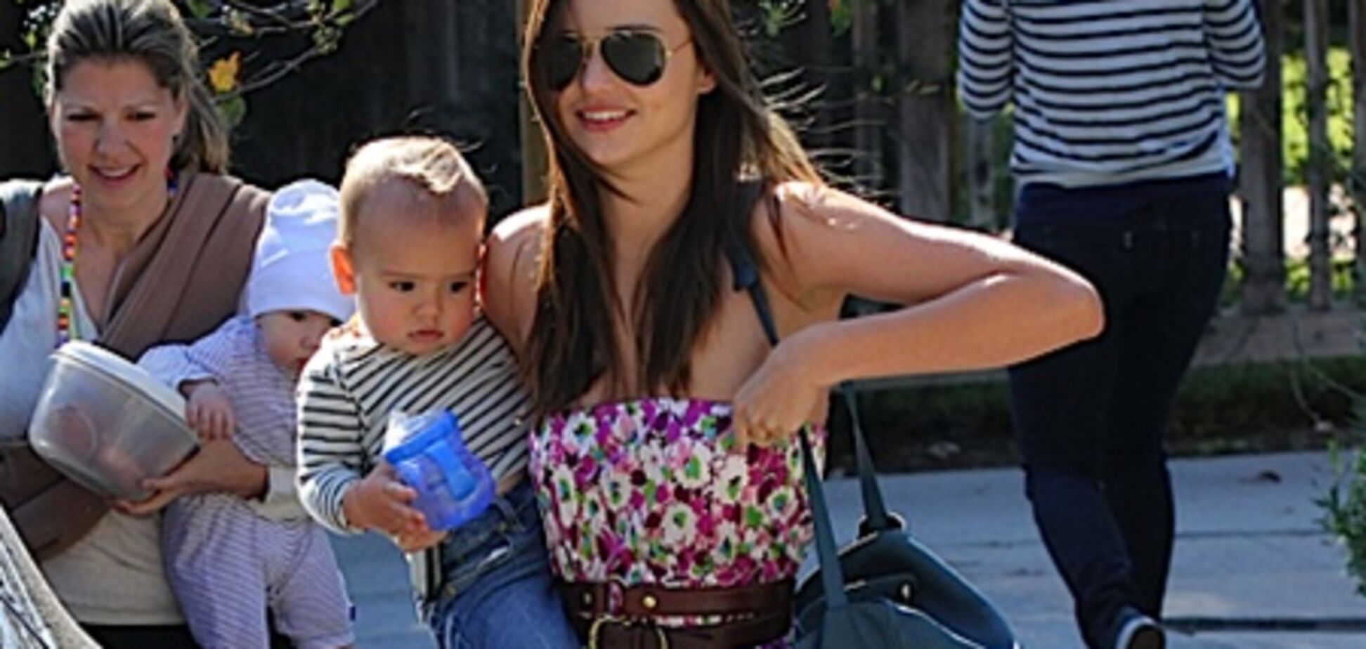 Керр играет с Флином на площадке. Фото