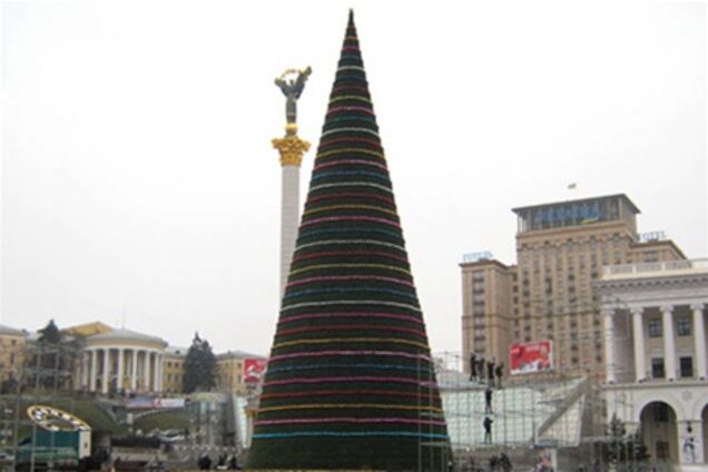 На Майдане начали раздевать новогоднюю елку. Фото