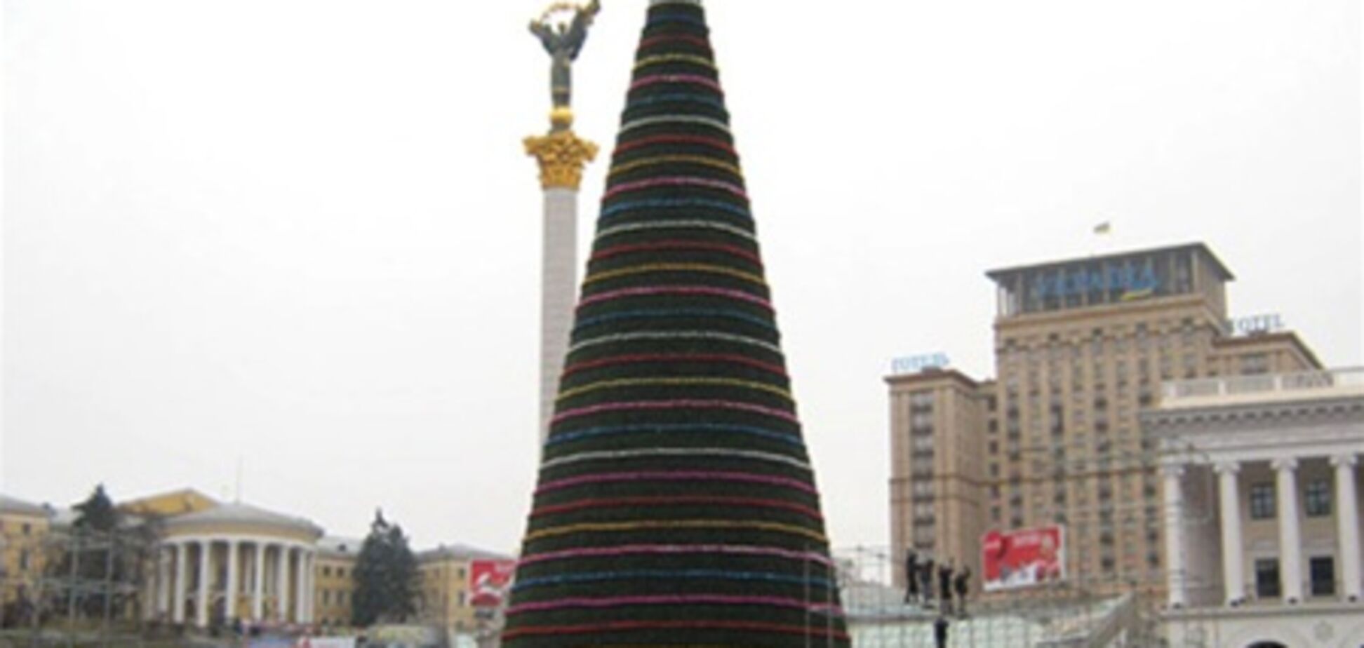 На Майдане начали раздевать новогоднюю елку. Фото