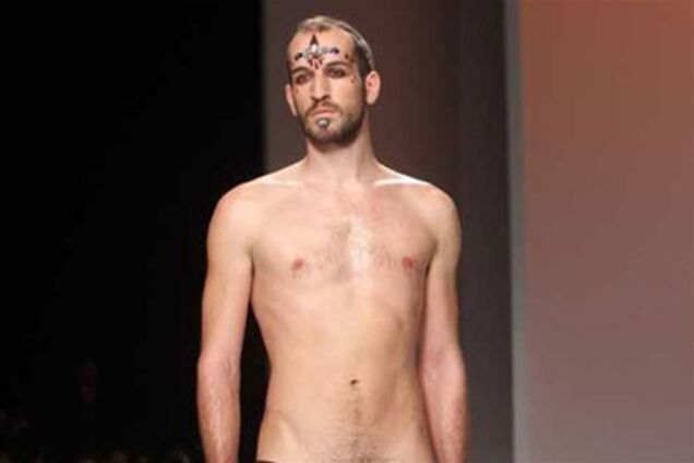 Неделя мужской моды в Милане началась с 'голого' скандала. Фото