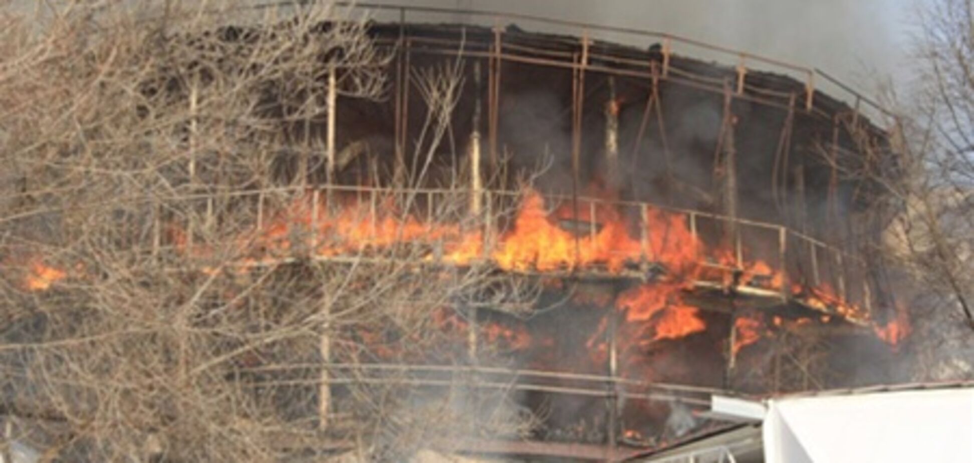 На пляже в Одессе загорелся ресторан: дым виден в центре города