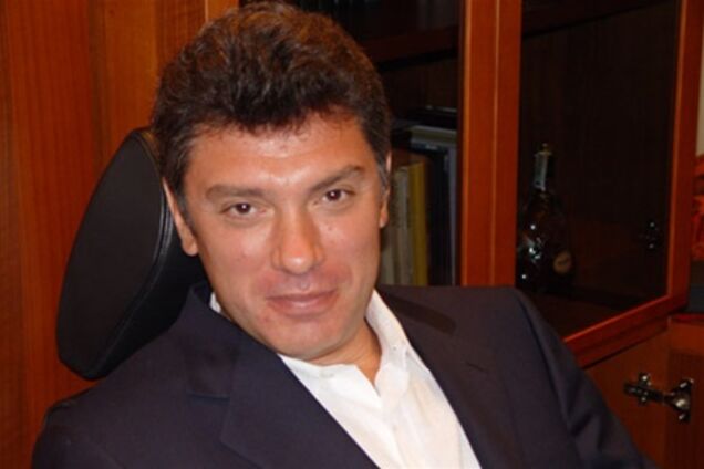 Немцов показал свой пресс. Фото