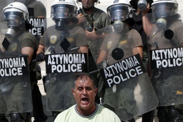 Греческие врачи и фармацевты начали новый год с забастовок