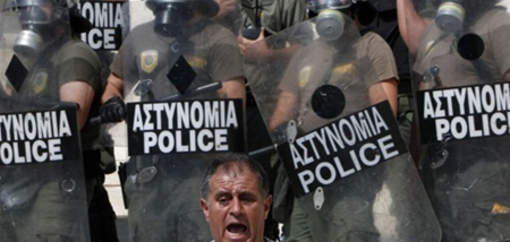 Греческие врачи и фармацевты начали новый год с забастовок