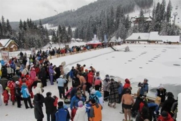 В Буковеле более тысячи людей отметили Крещение вместе с брендом «Хортиця»