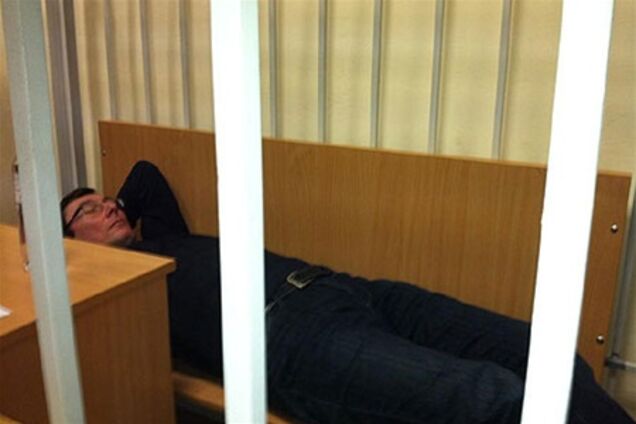 Луценко лег на скамью, чтобы сфотографироваться - прокурор