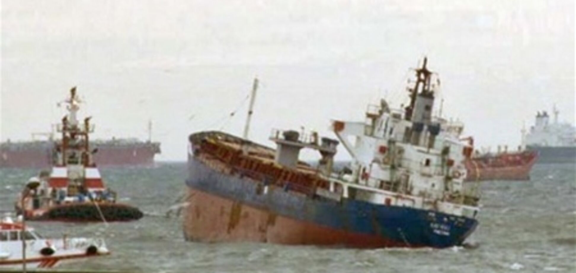 В Босфорском проливе столкнулись три судна