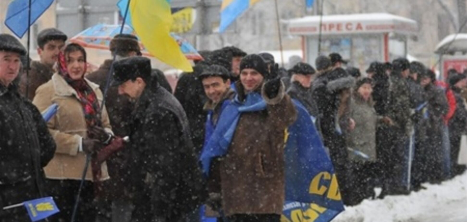 У Львові пам'ятники Бандері та Шевченку з'єднала п'ятитисячний живий ланцюг