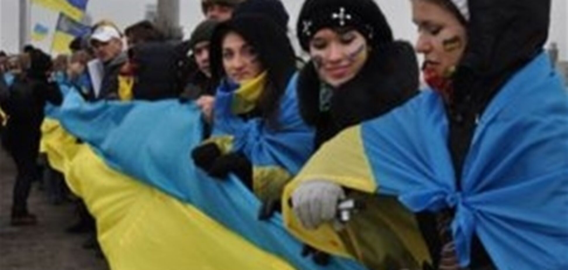 В Киеве 200-метровый флаг соединил берега Днепра