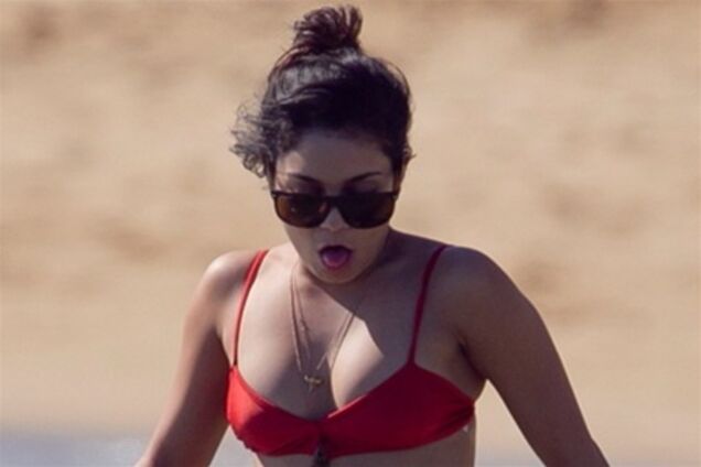 Сальце Ванессы Хадженс в красном бикини