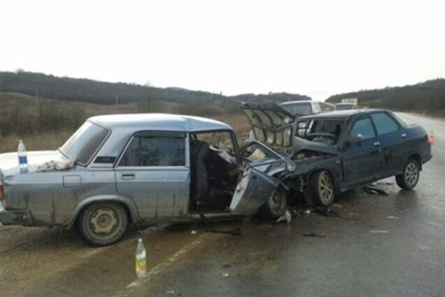 В двух ВАЗах, столкнувшихся в лобовую, было 8 человек. Фото  