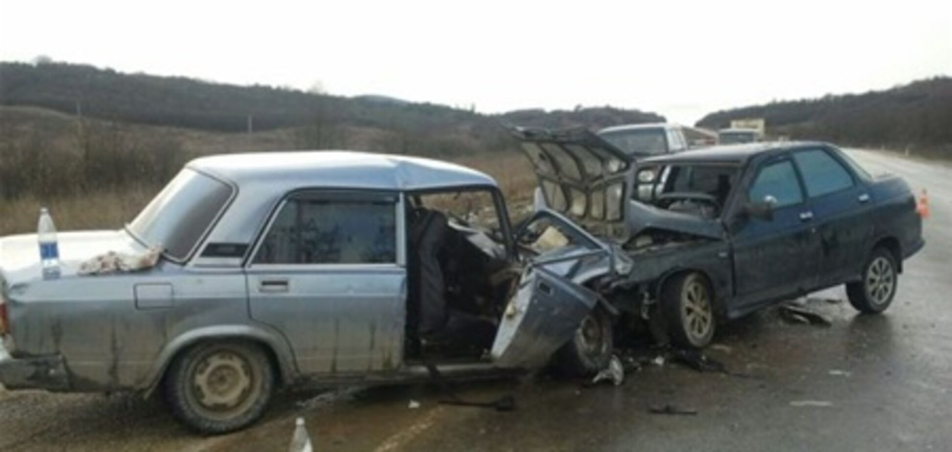 В двух ВАЗах, столкнувшихся в лобовую, было 8 человек. Фото