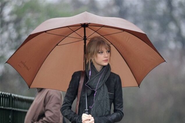 Свифт попала под дождь. Фото