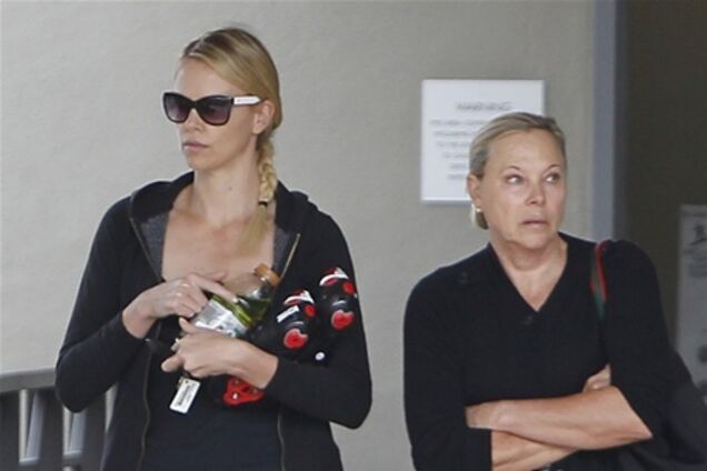 Терон подсадила маму на Йогу. Фото