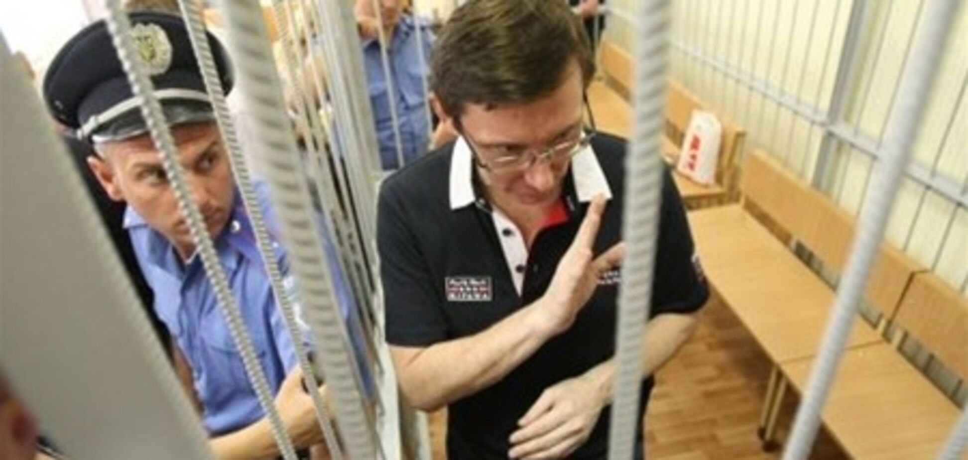 Луценко больше не выдают сало и консервы