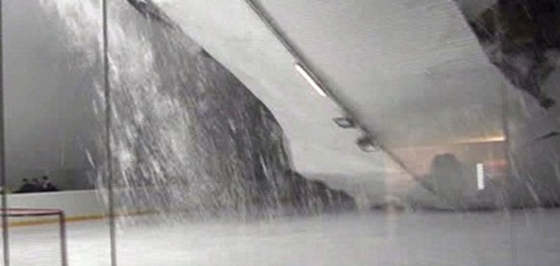 В Словакии крыша ледового дворца рухнула под тяжестью снега. Видео