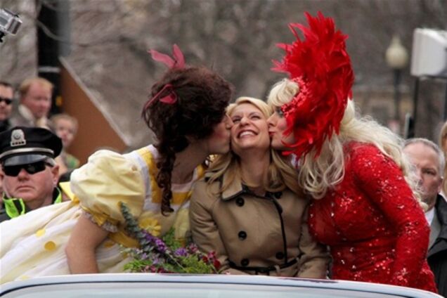 Клэр Дэйнс разъезжала в кабриолете. Фото