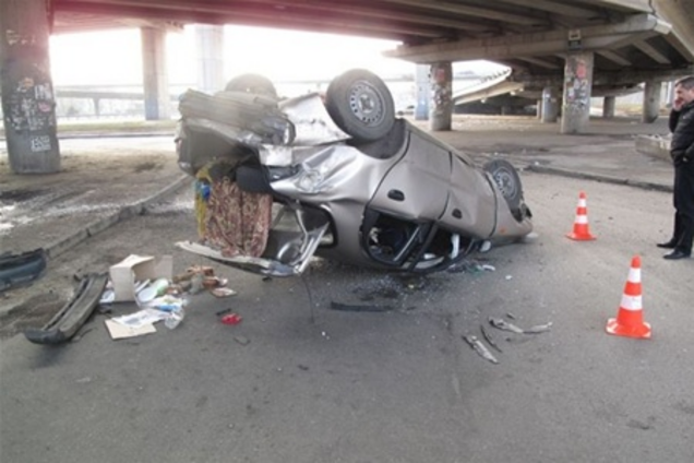 ДТП в Киеве: Lanos свалился на полном ходу с Южного моста. Фото