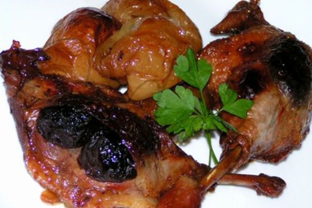 Утка с черносливом и яблоками