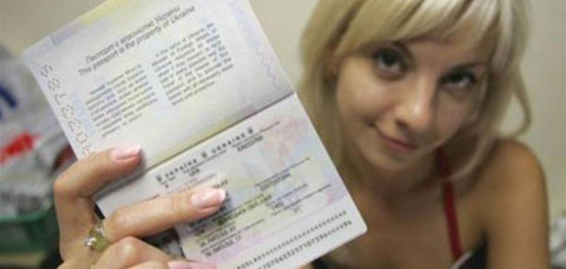 Українці зможуть отримувати закордонні паспорти з 16 років