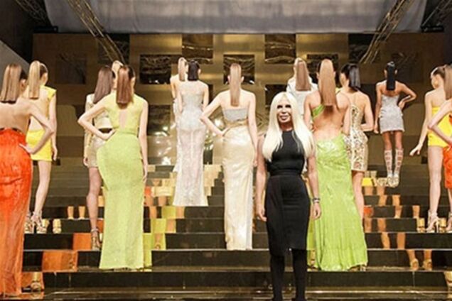 Неделя высокой моды в Париже. Яркие краски от Versace. Фото