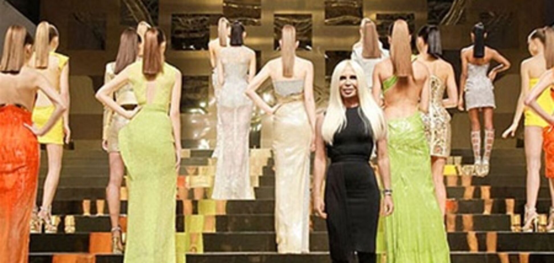 Неделя высокой моды в Париже. Яркие краски от Versace. Фото