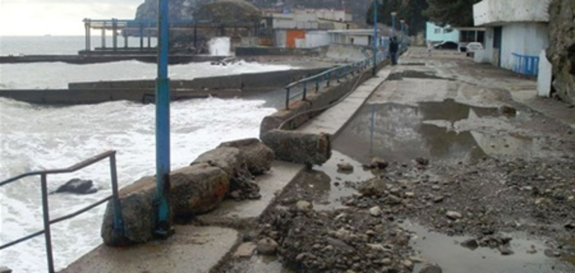 Шторм розбив кримські пляжі. Фото