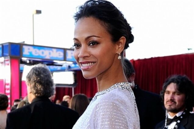 «Шоколадка» Зои Салдана в белоснежном платье на красной дорожке