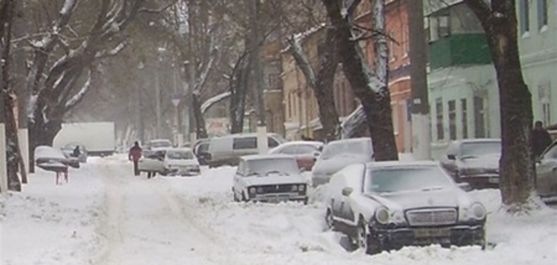 В Крыму замело десять автомобилей с двумя десятками человек 