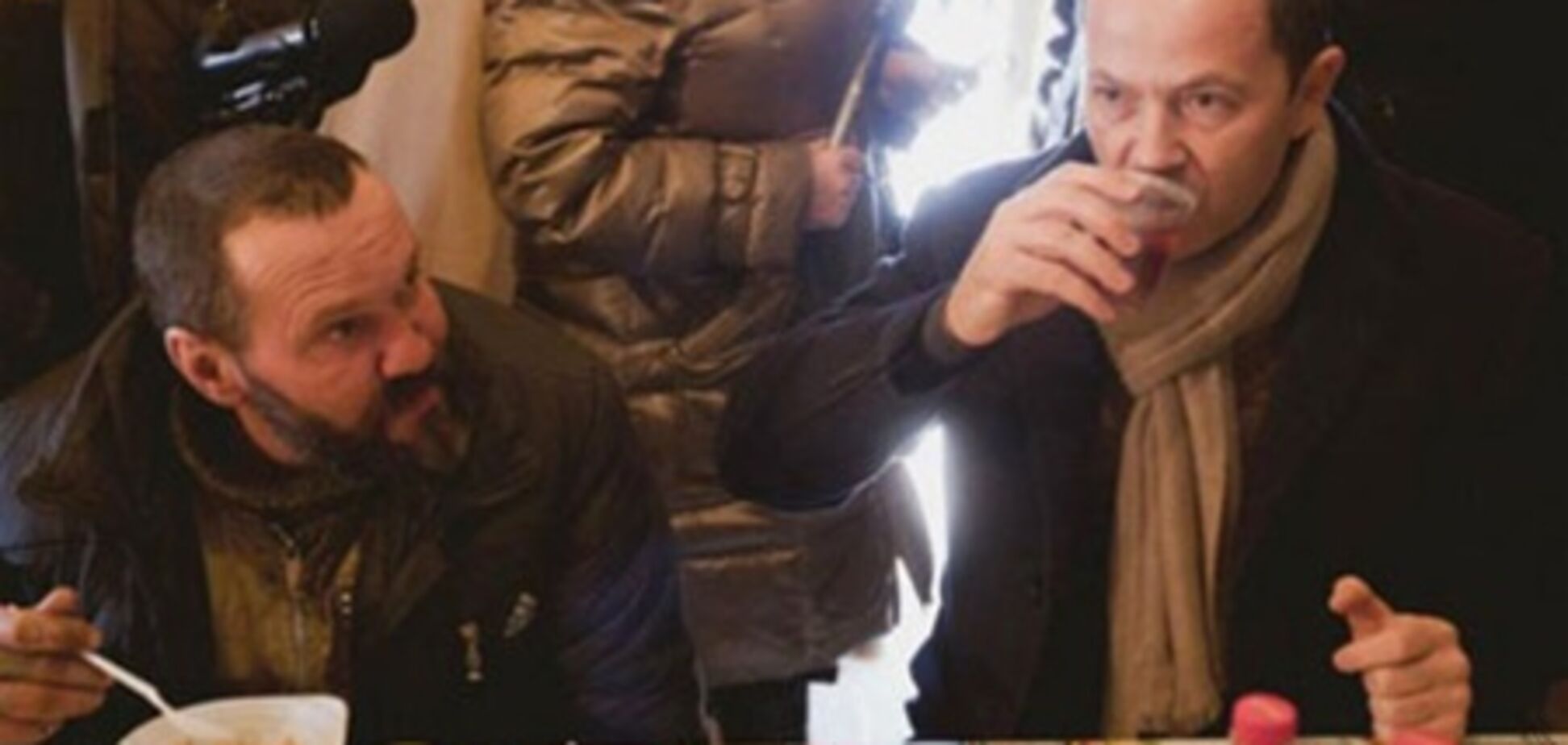 Тигипко ел с бомжем кашу. Фото