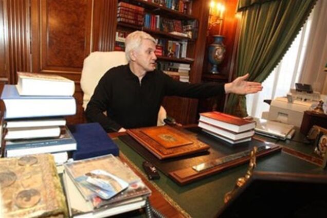 Литвин в домашних тапочках показал кабинет на даче