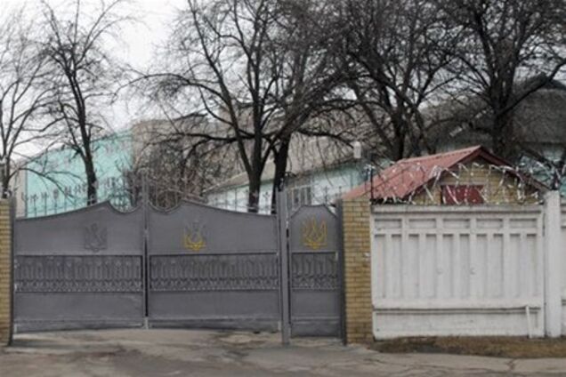 УПЦ КП помолиться за Тимошенко під стінами колонії 