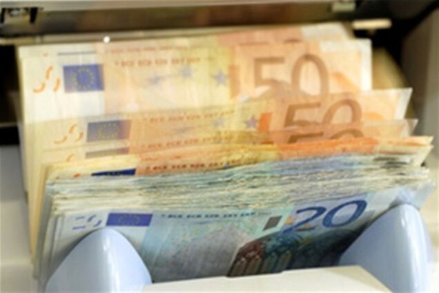 Евро по отношению к доллару упал до 16-месячного минимума 