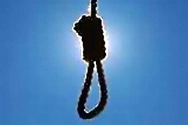 Школьница покончила с собой через полгода после суицида мамы